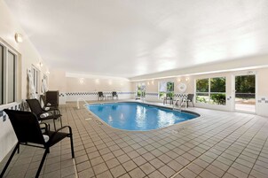 Una piscina techada, una piscina al aire libre