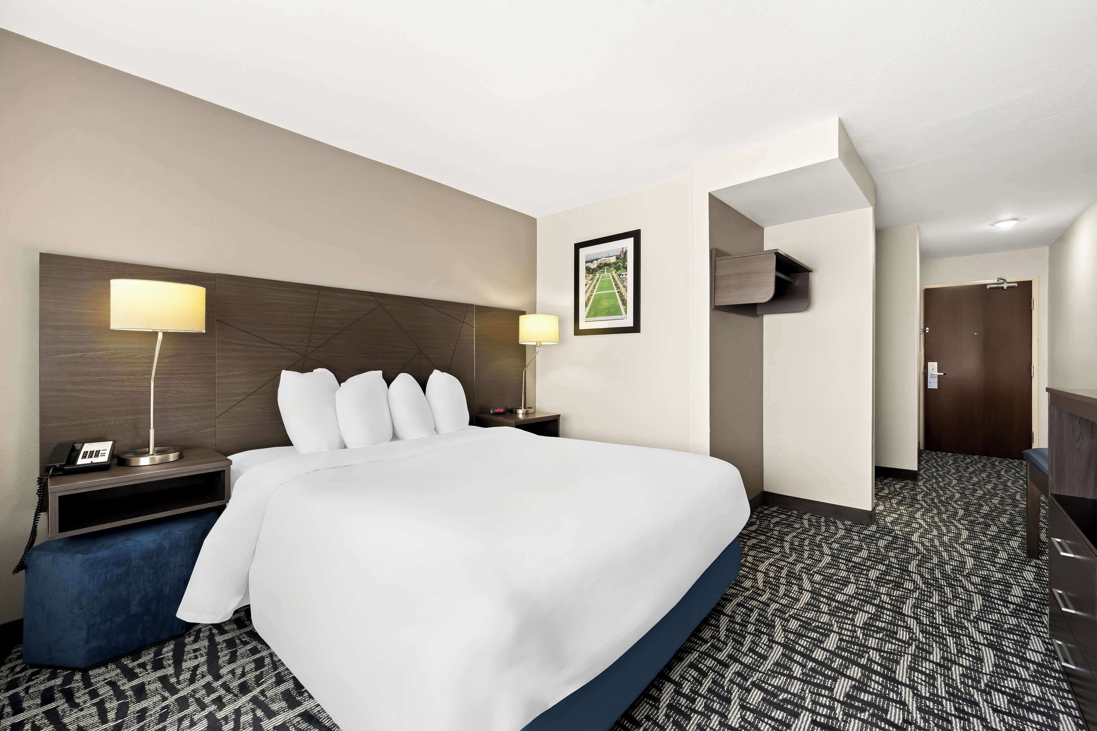 standard room, 1 queen bed, non smoking, refrigerator & microwave | 1 bedroom, desk, laptop workspace, iron/ironing board