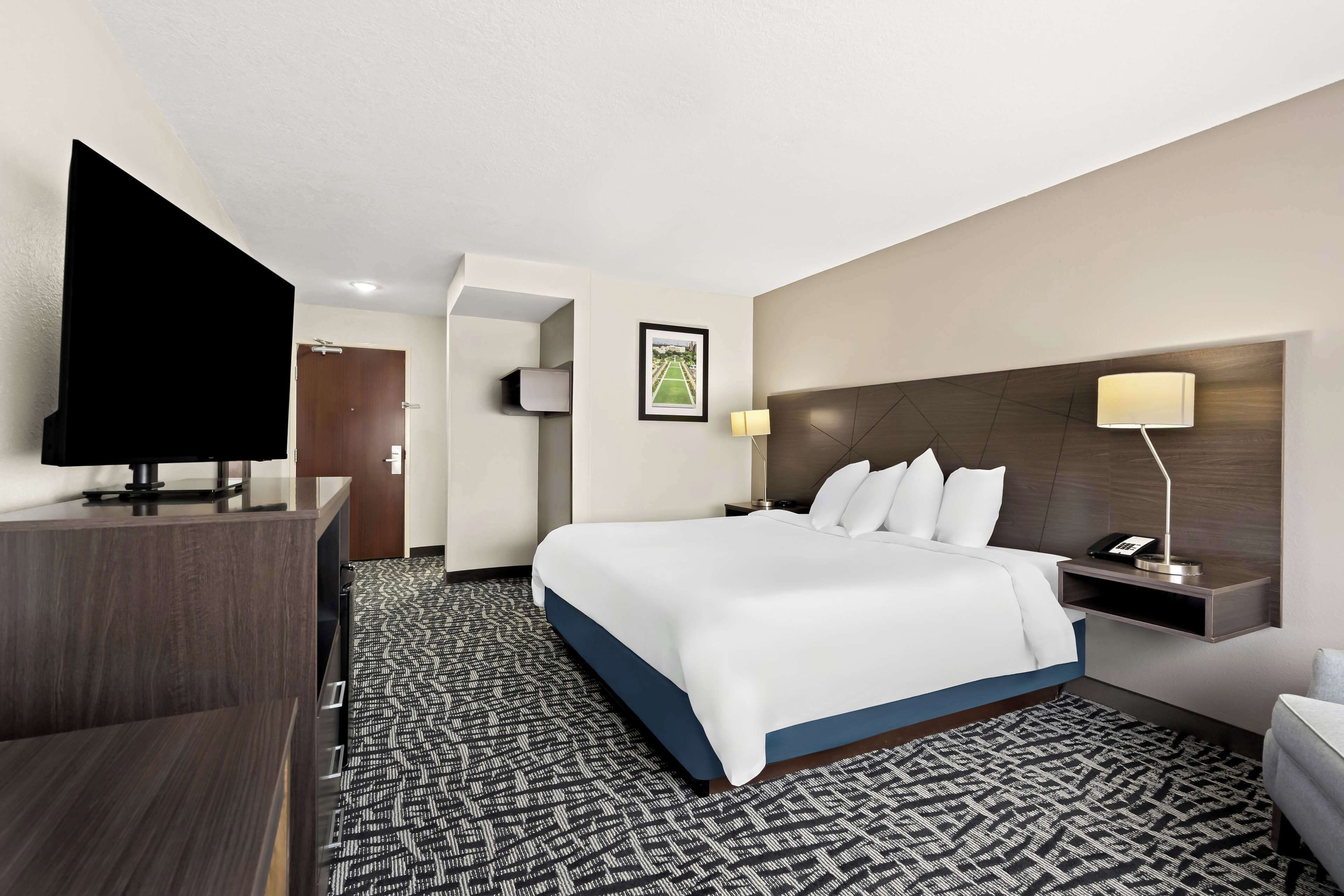 standard room, 1 king bed, non smoking, refrigerator & microwave | 1 bedroom, desk, laptop workspace, iron/ironing board