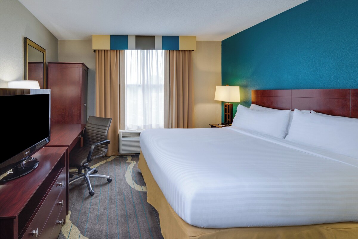 Standard Room, 1 King Bed, Jetted Tub | Hypo-allergenic bedding available, in-room safe, desk, blackout drapes