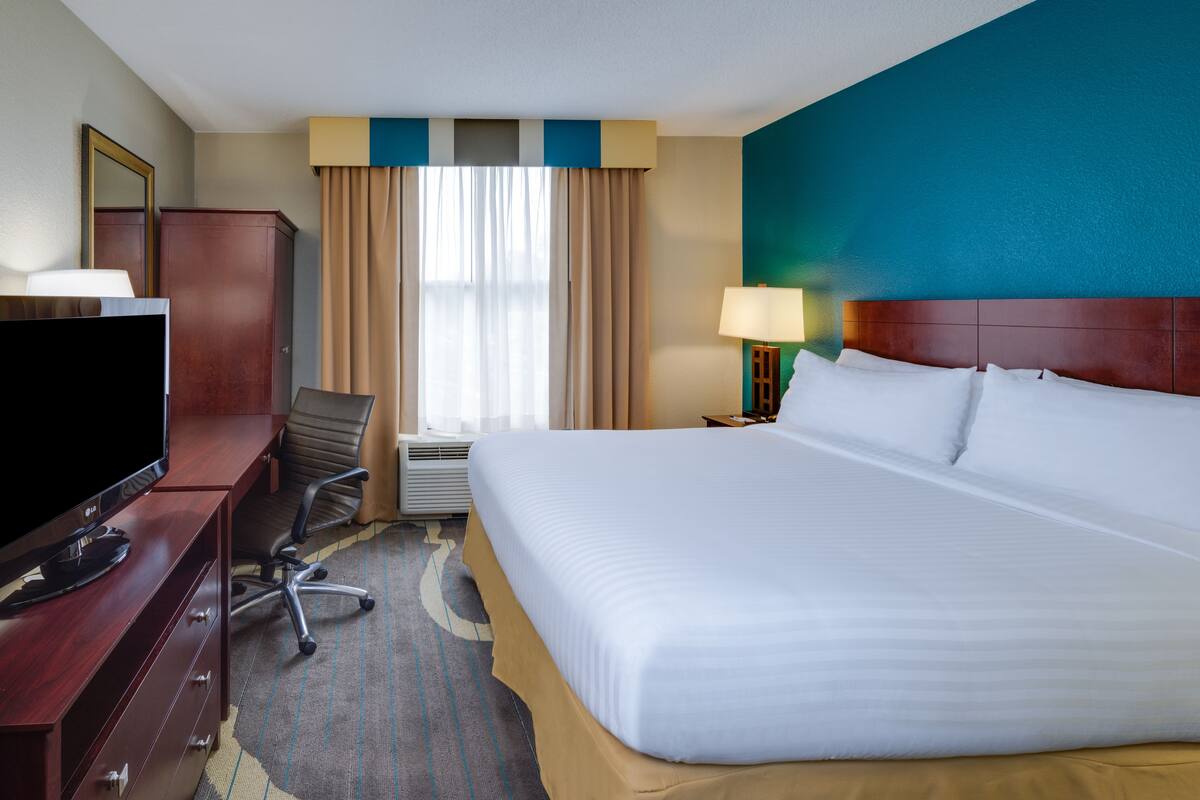 Hypo-allergenic bedding available, in-room safe, desk, blackout drapes