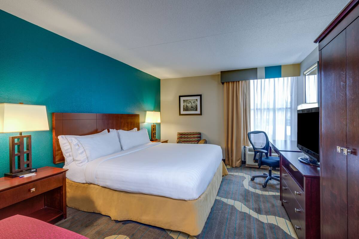 Hypo-allergenic bedding available, in-room safe, desk, blackout drapes