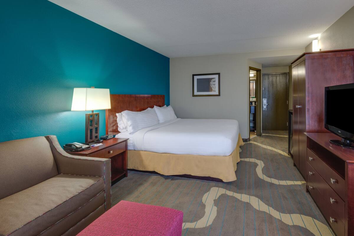 Standard Room, 1 King Bed with Sofa bed | Hypo-allergenic bedding available, in-room safe, desk, blackout drapes