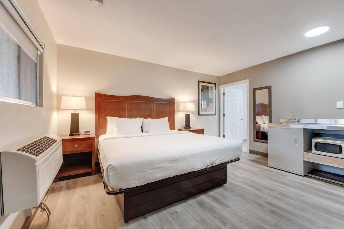 Iron/ironing board, free WiFi, bed sheets, alarm clocks