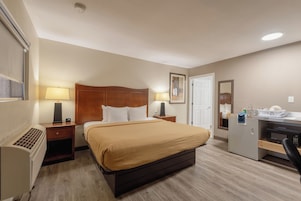 Tabla de planchar con plancha, wifi gratis, ropa de cama y despertador