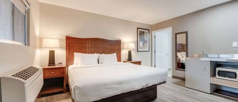 Habitación estándar, 1 cama King size, para no fumadores | Tabla de planchar con plancha, wifi gratis, ropa de cama y despertador