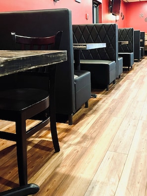 Déjeuner et dîner servis sur place