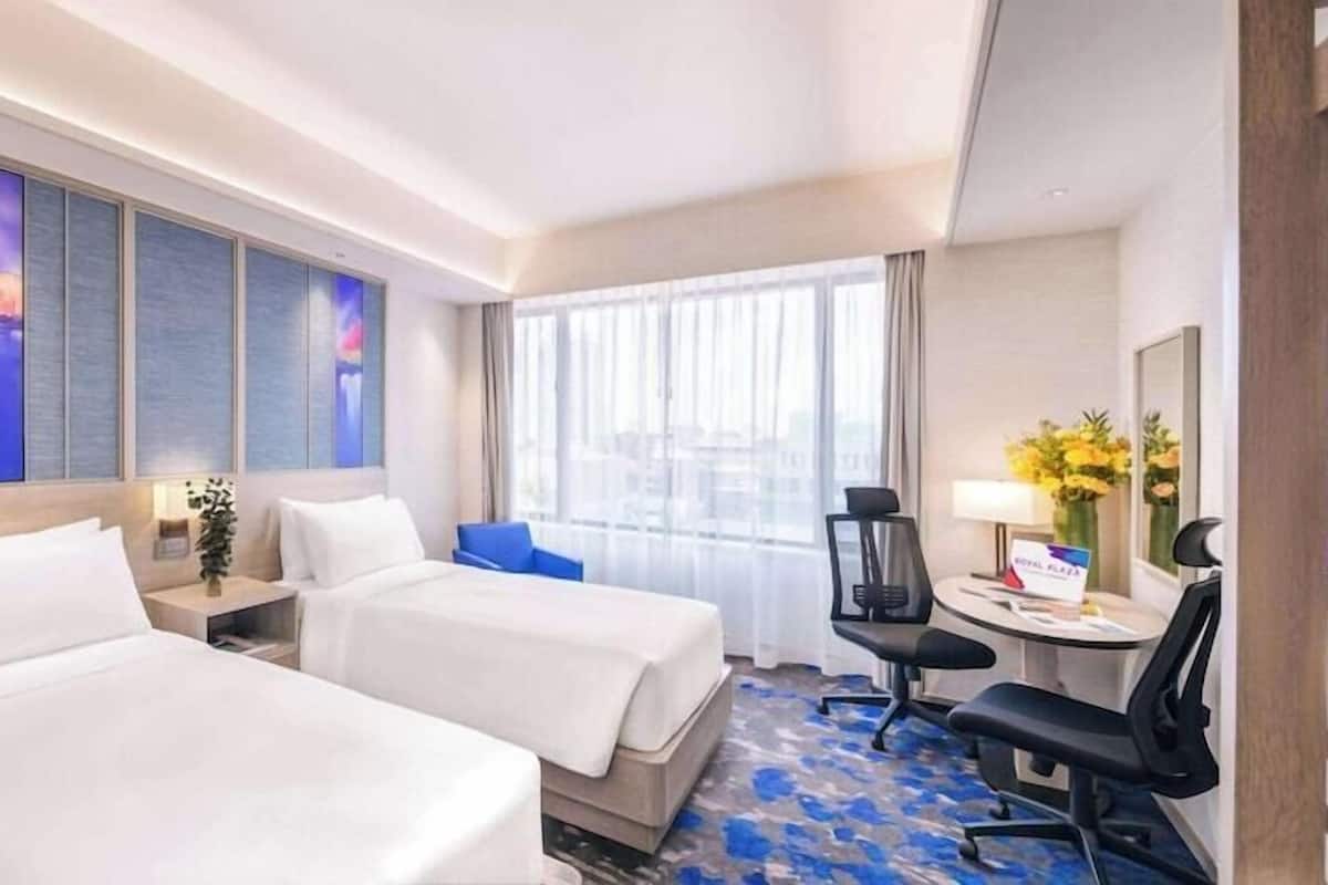 Premium bedding, in-room safe, desk, laptop workspace