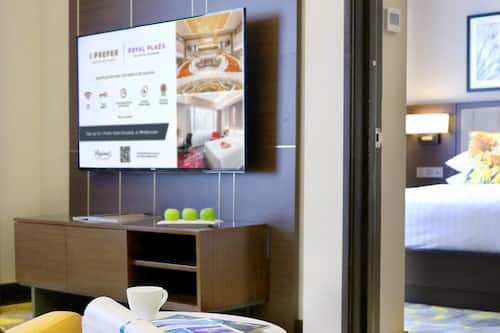 Premium bedding, in-room safe, individually decorated