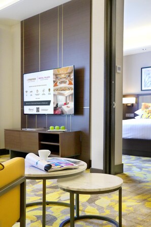 Club Suite (Executive) | Premium bedding, in-room safe, individually decorated - Royal Plaza on Scotts (Singapore)