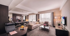 Suite (Corporate) | Literie de qualité, minibar, coffre-fort, décor unique