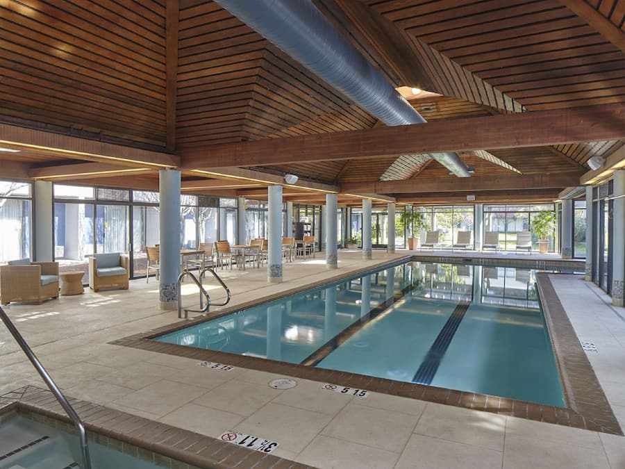 Una piscina cubierta