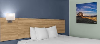 Days Inn by Wyndham Pratt
