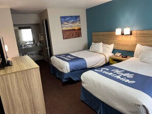 Desk, iron/ironing board, free WiFi, bed sheets - Days Inn by Wyndham Pratt (Pratt)