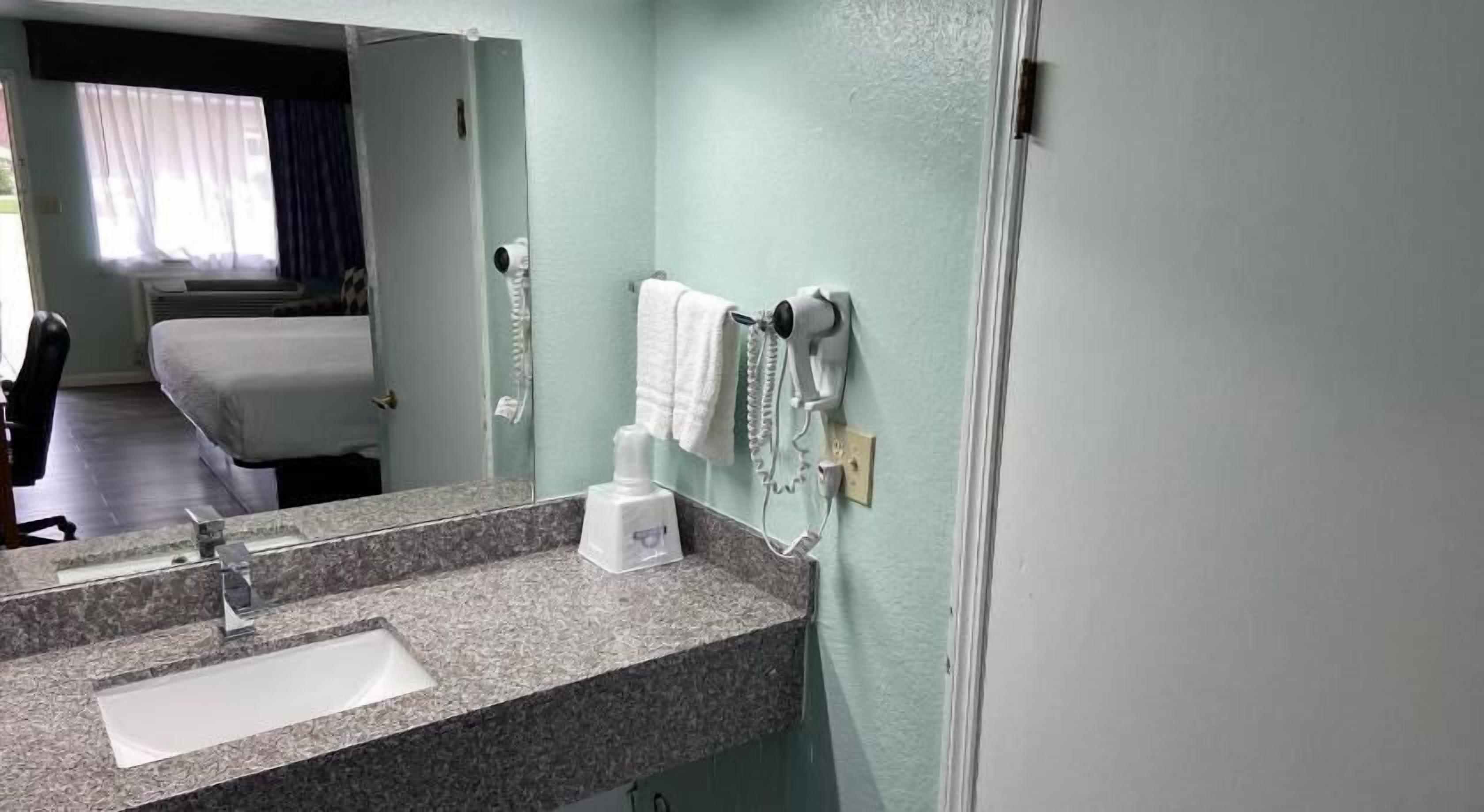 Bathroom | Combined shower/tub, free toiletries, hair dryer, towels