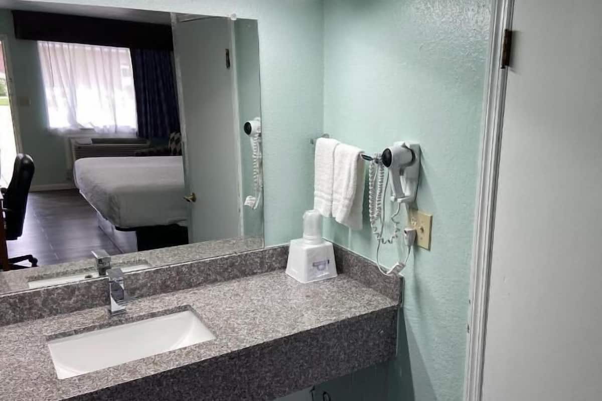 Bathroom | Combined shower/tub, free toiletries, hair dryer, towels