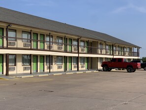 Front of property - Days Inn by Wyndham Pratt (Pratt)
