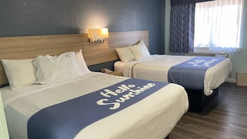 Escritorio, tabla de planchar con plancha, wifi gratis y ropa de cama