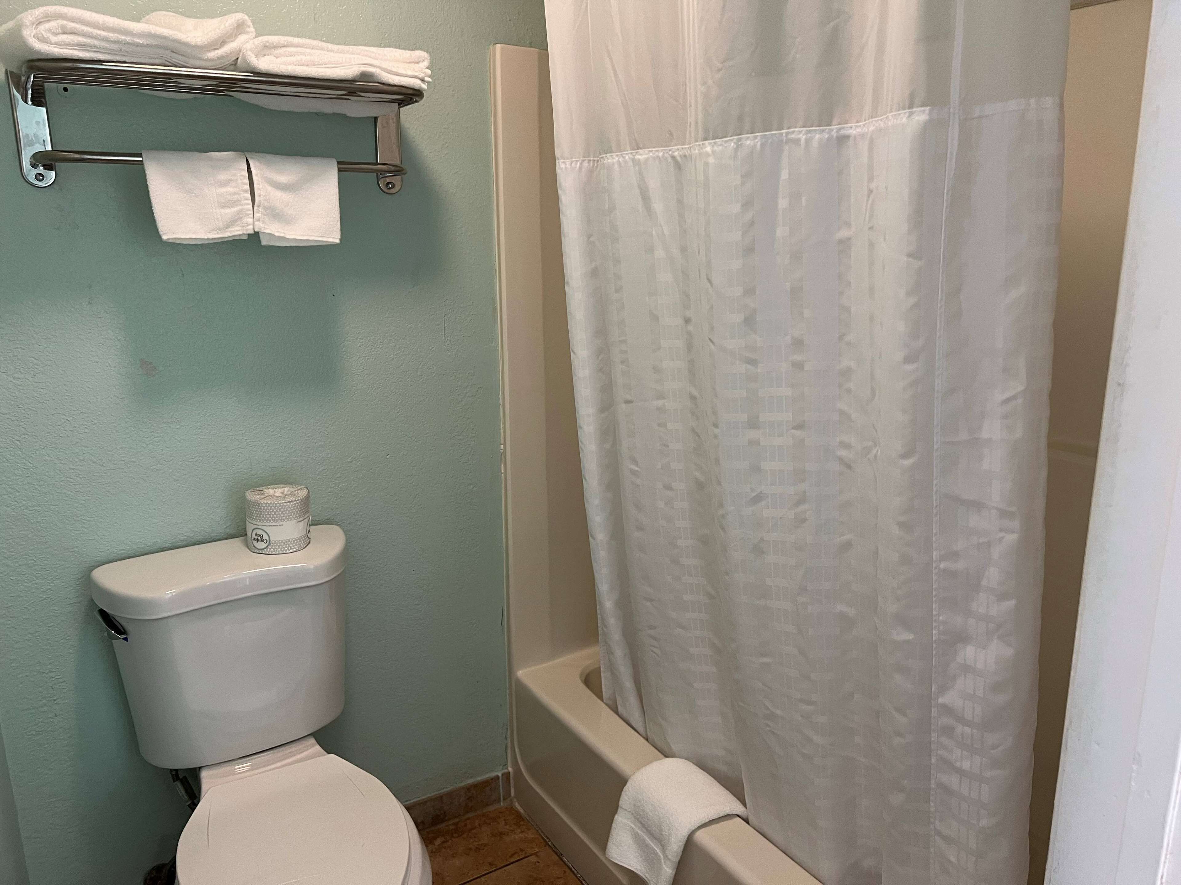 Een bad/douchecombinatie, gratis toiletartikelen, een haardroger