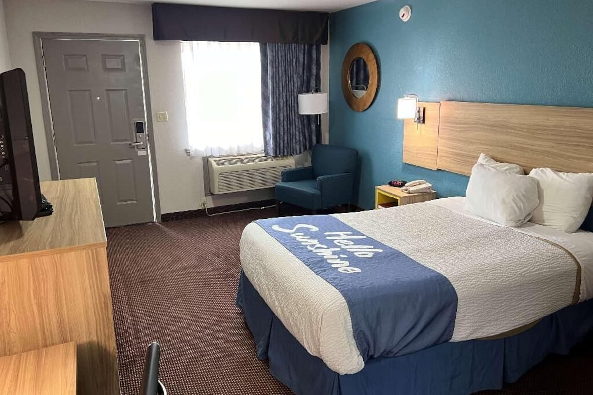 Desk, iron/ironing board, WiFi (free), bed sheets