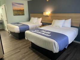 Escritorio, tabla de planchar con plancha, wifi gratis y ropa de cama