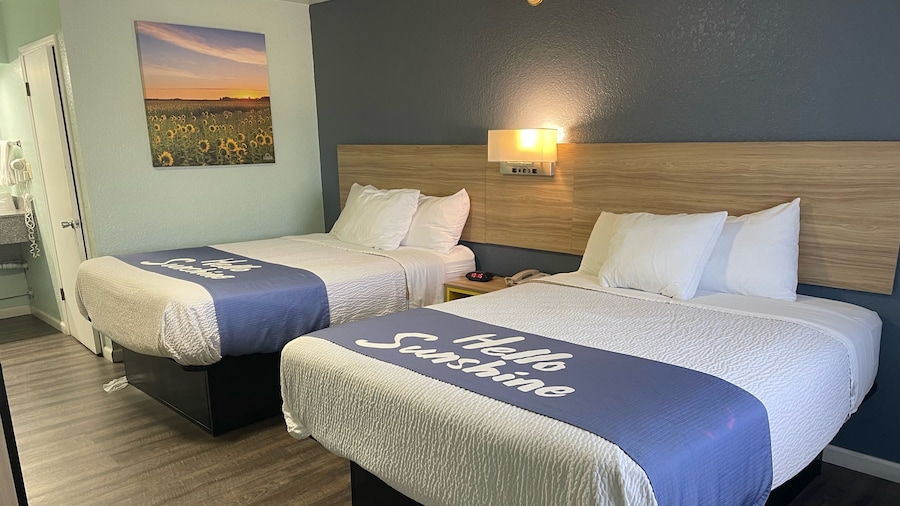 Days Inn by Wyndham Pratt
