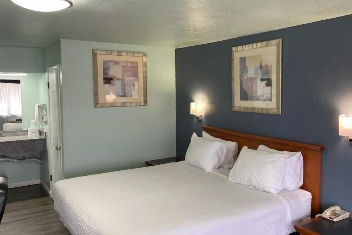 Desk, iron/ironing board, free WiFi, bed sheets