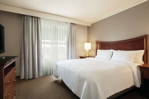 Suite, 1 kingsize-seng med sovesofa, ikke-røyk | Sengetøy av topp kvalitet, senger med overmadrass og safe på rommet