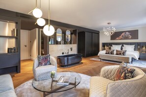 Suite (Serenity Spa) | Sábanas de algodón egipcio, ropa de cama de alta calidad y minibar 