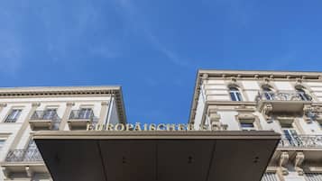 A building with the sign "EUROPAISCHER TITZ" indicating a location or establishment.