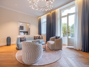 Suite, Park View (Heritage) | Living area | 55-inch Smart TV with digital channels - Steigenberger Icon Europäischer Hof Baden Baden (Baden-Baden)