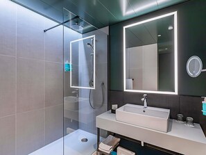 Superior Room, Multiple Beds | Hypo-allergenic bedding, minibar, in-room safe, desk - Novotel Lisboa (Lisbon)