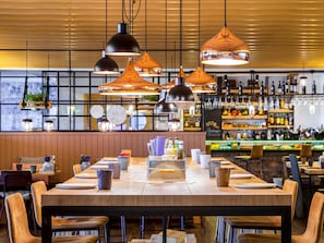 2 restaurants, breakfast served