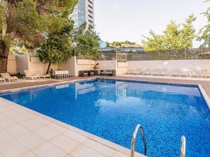 Seasonal outdoor pool, pool umbrellas, pool loungers - Novotel Lisboa (Lisbon)