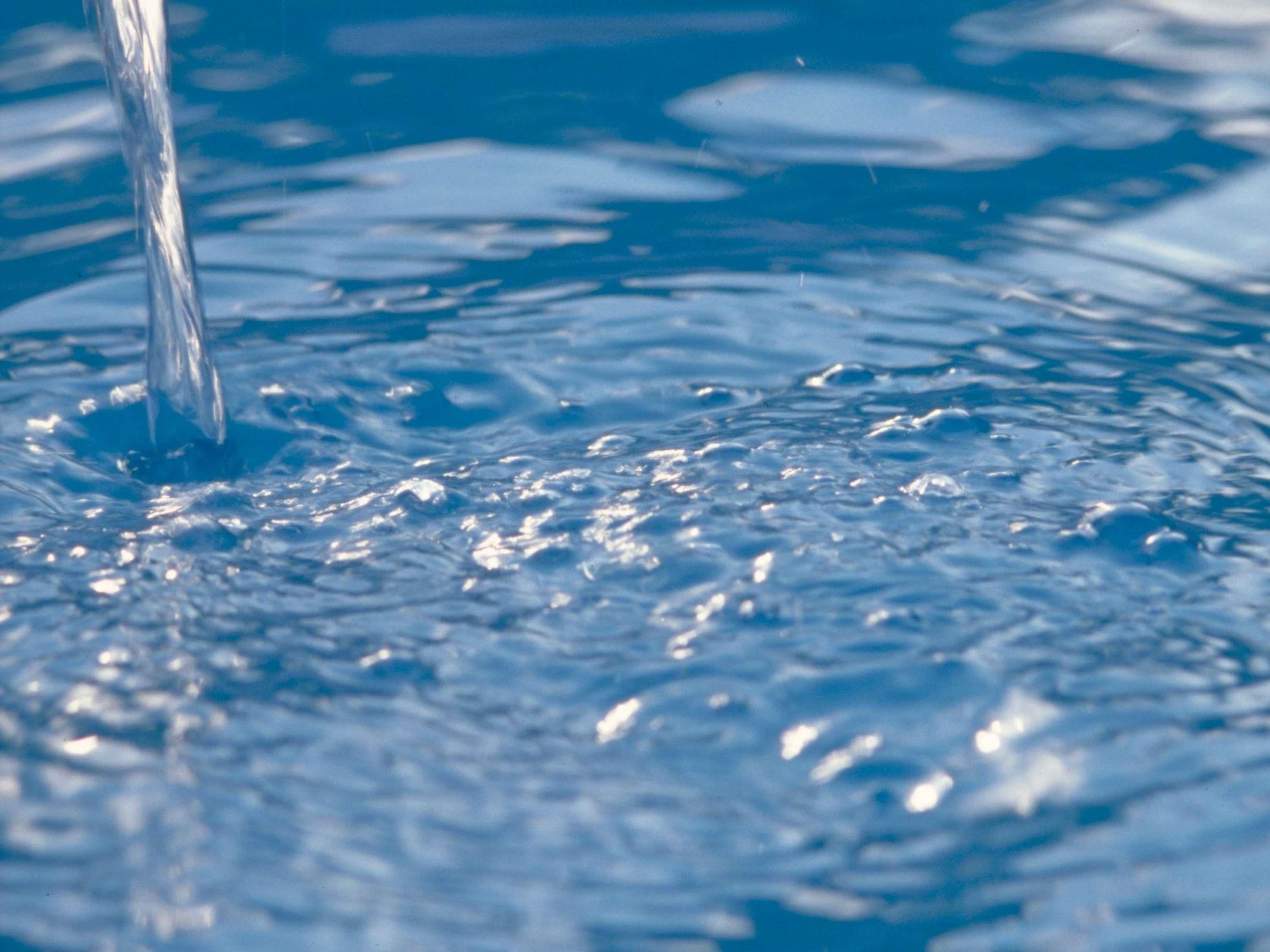 Dichtbij water met rimpelingen en een enkele beek.