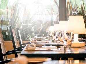 2 restaurantes; se sirven desayunos, almuerzos y cenas