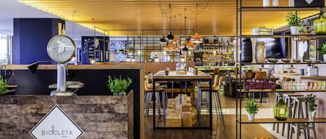 2 restaurants, breakfast served