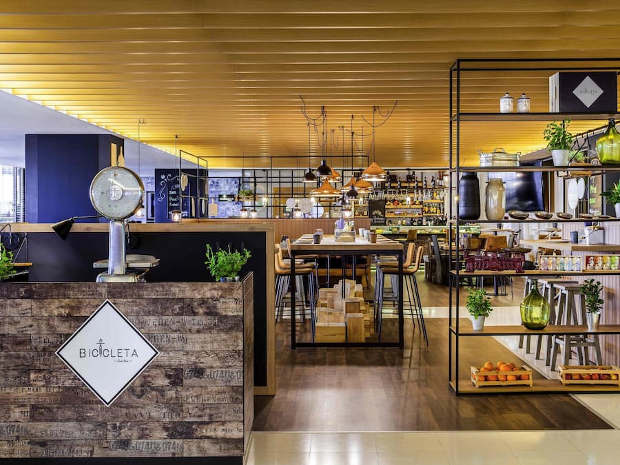 2 restaurantes, é servido café da manhã