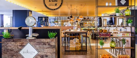 2 restaurants servant le petit déjeuner