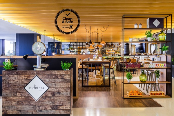 2 restaurants; breakfast, lunch, and dinner served