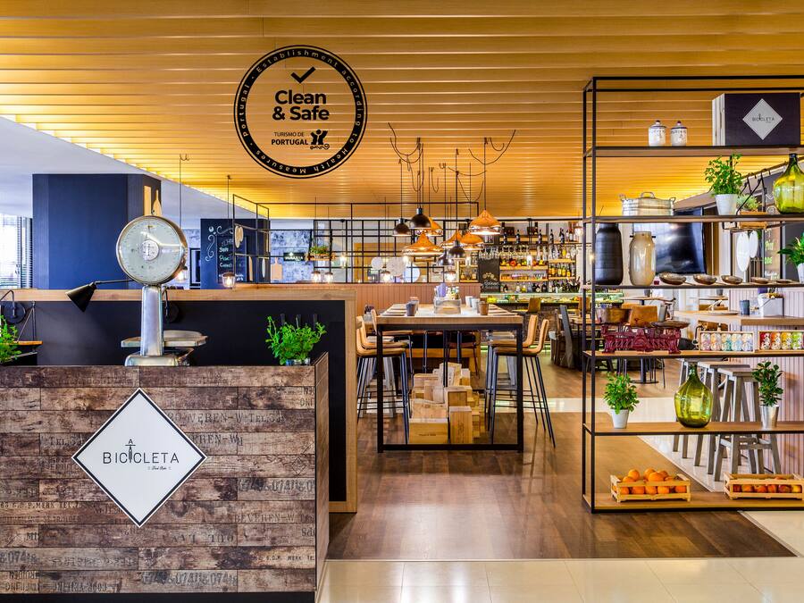 2 restaurantes, é servido café da manhã