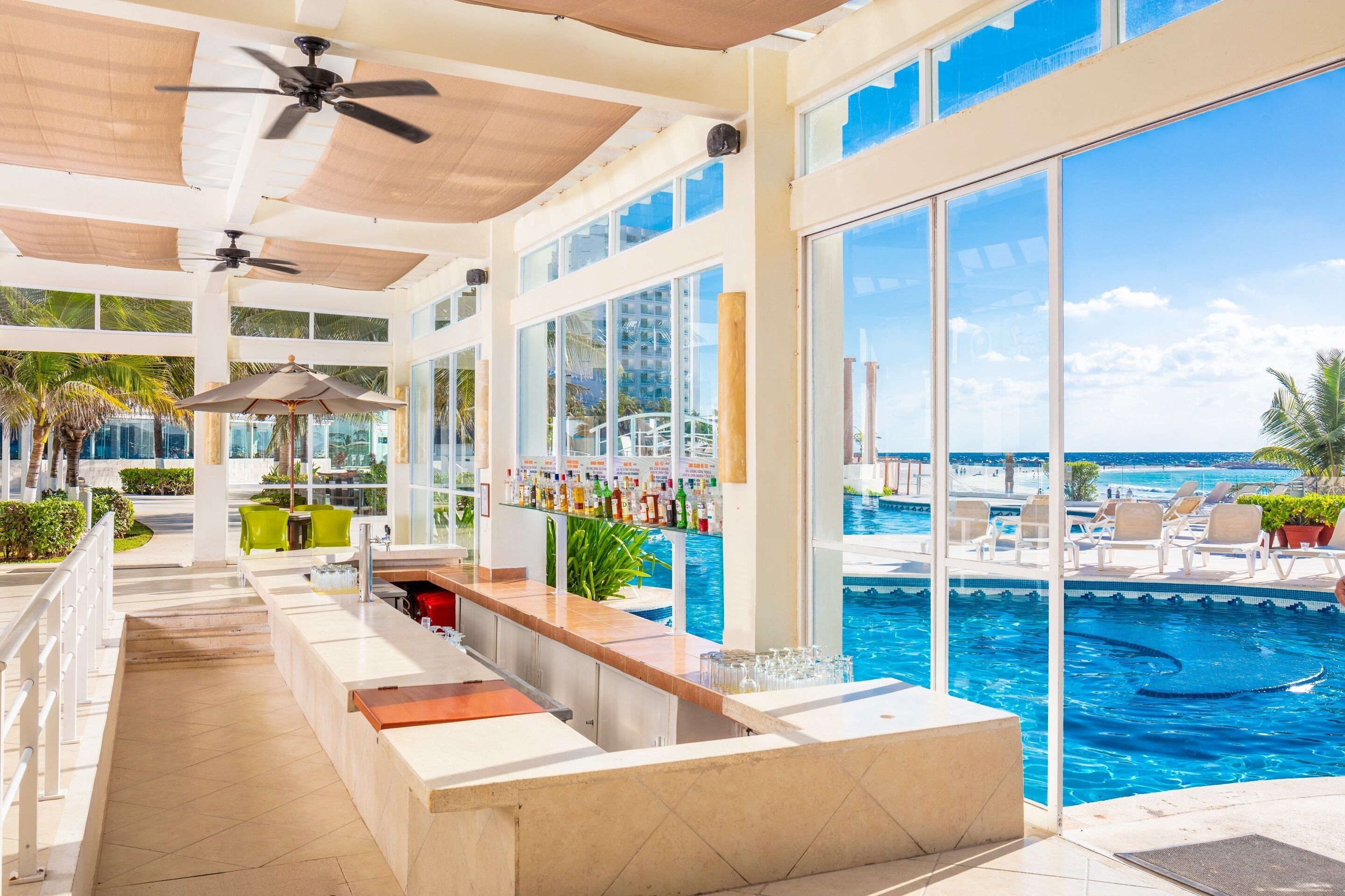 4 間餐廳；供應早餐、午餐、晚餐；墨西哥菜