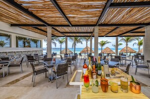 5 restaurants; breakfast, lunch, dinner, and brunch served