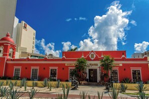 A red building with a white dome and a sign that reads "Cocina de la Casa."