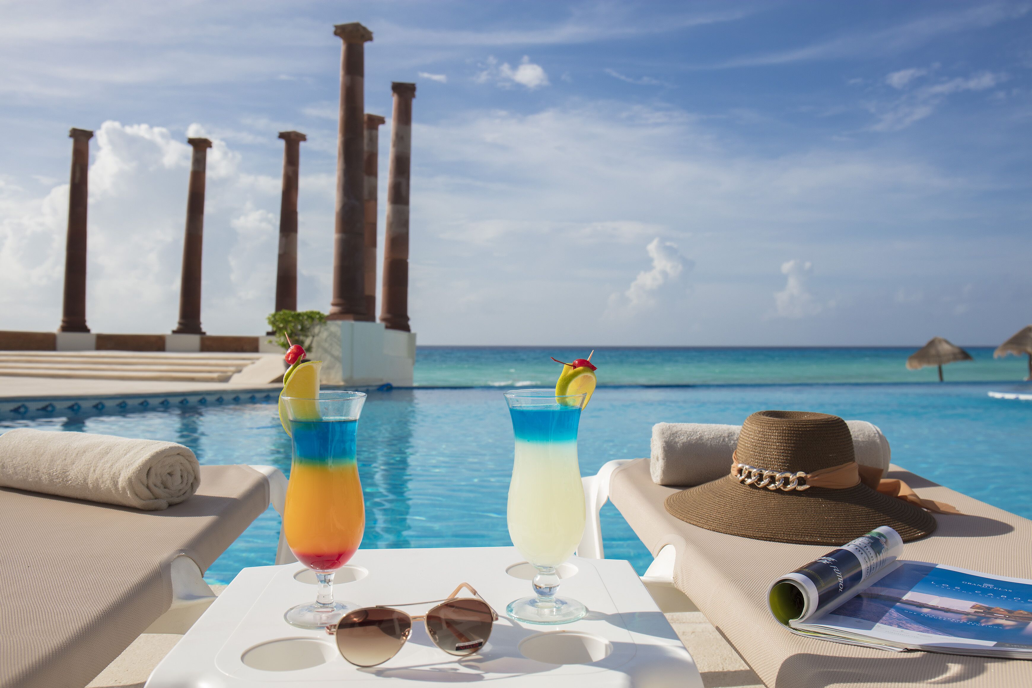 室外游泳池，日光浴躺椅