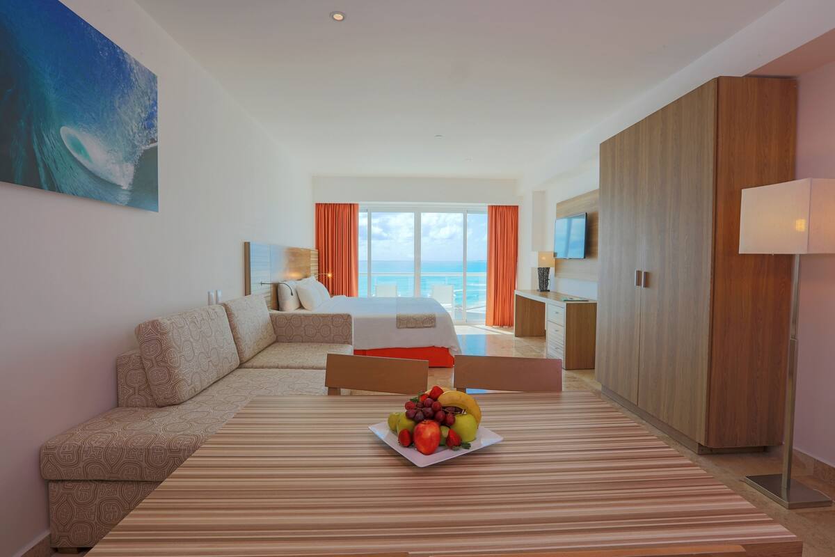 Estudio familiar, 1 cama de matrimonio grande con sofá cama, vistas al mar | Minibar, caja fuerte, cortinas opacas y sistema de insonorización