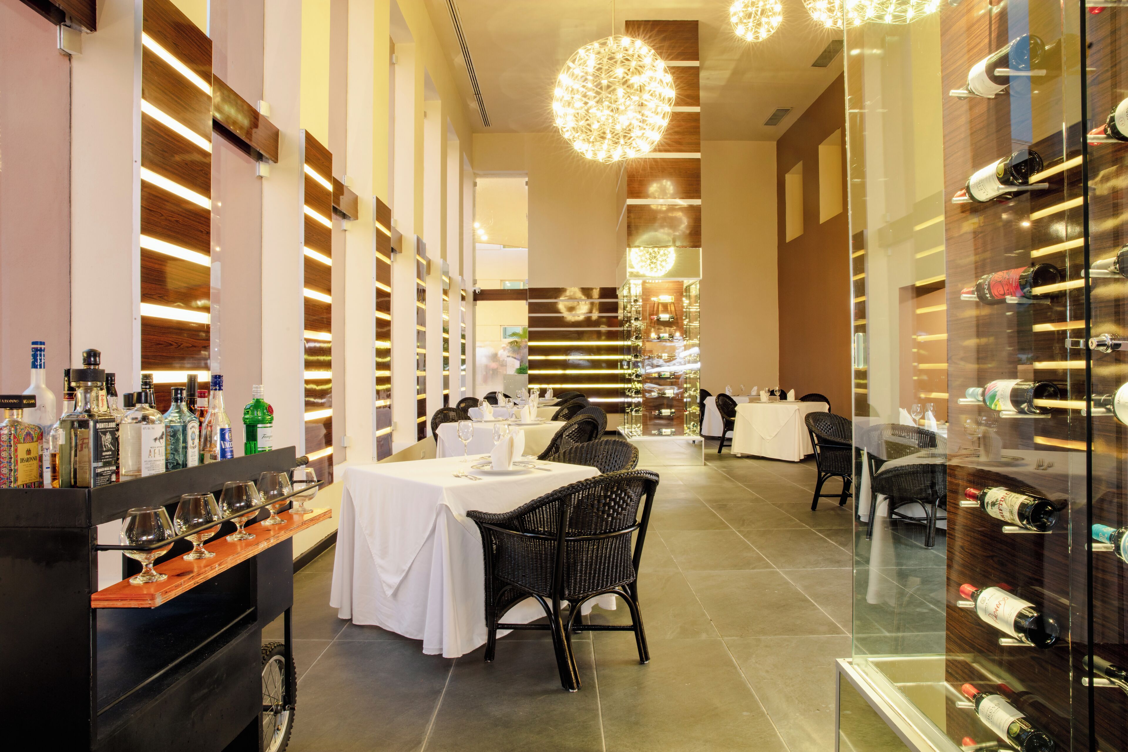Un restaurant doté d’un bar, de tables et de chaises.