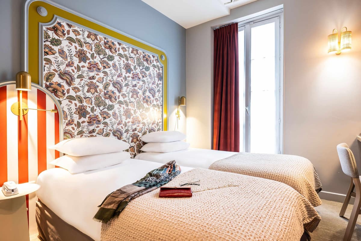 ห้องคลาสสิกทวิน, เตียงเดี่ยว 2 เตียง | เครื่องนอนระดับพรีเมียม, มินิบาร์, ตู้นิรภัยในห้องพัก, โต๊ะทำงาน