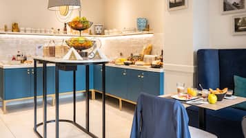 Desayuno buffet diario (EUR 19 por persona)