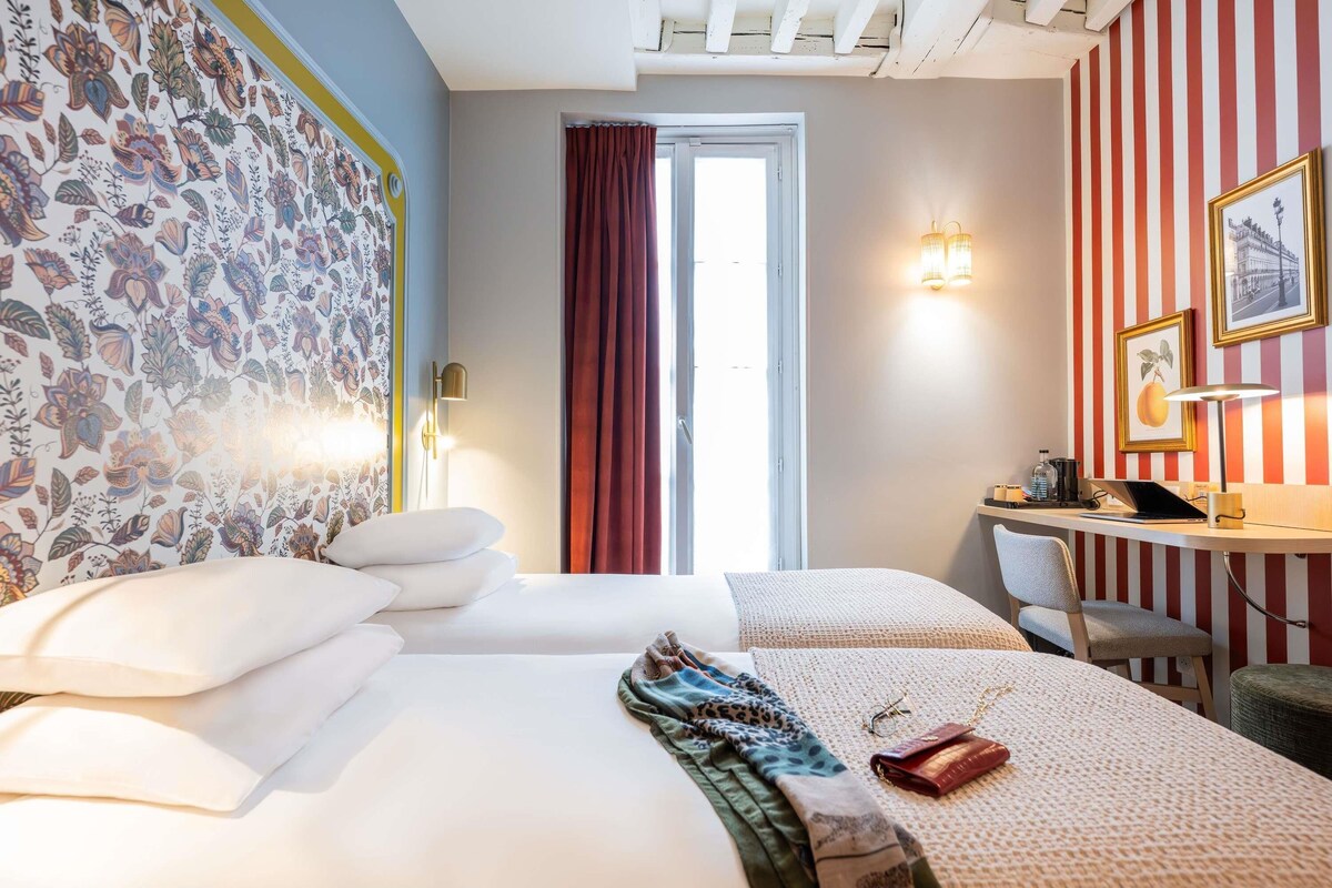 Sengetøy av topp kvalitet, minibar, safe på rommet og skrivebord